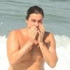 Felipe Dylon se refrescou na praia de Ipanema, Zona Sul do Rio de Janeiro