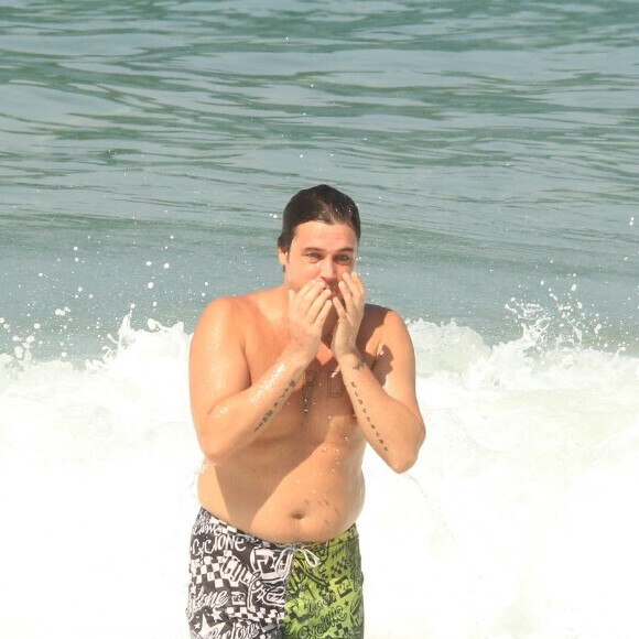 Felipe Dylon se refrescou na praia de Ipanema, Zona Sul do Rio de Janeiro