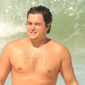 Felipe Dylon exibiu suas tatuagens em dia de praia