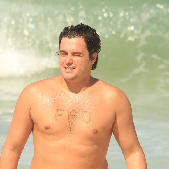 Felipe Dylon exibiu suas tatuagens em dia de praia