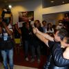 Luciano Huck se diverte em pré-estreia do filme 'Na Quebrada', no Festival do Rio