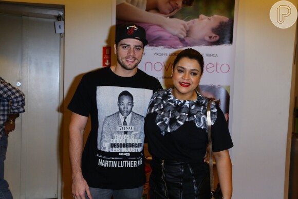 Preta Gil e o noivo, Rodrigo Godoy, vão à pré-estreia de 'Na Quebrada'