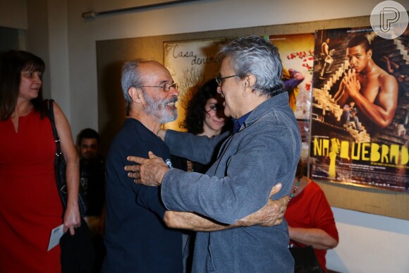 Osmar Prado e Caetano Veloso se divertem na pré-estreia do filme 'Na Quebrada'