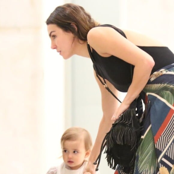 Filha de Rodrigo Santoro, Nina é clicada raramente durante passeios com a mãe, Mel Fronckowiak