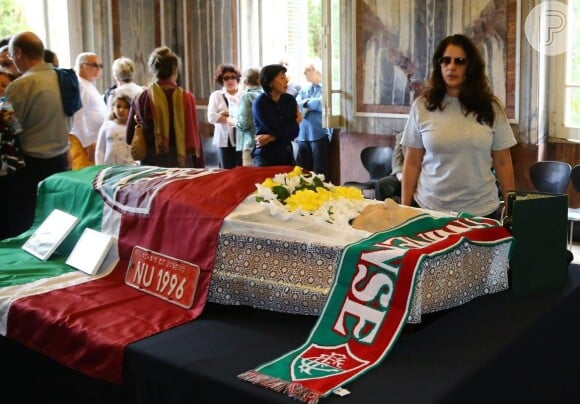 Lucia Veríssimo foi ao velório prestar sua última homenagem a Hugo Carvana