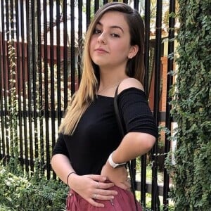 Klara Castanho tatou frase em inglês abaixo da cintura nesta quarta-feira, 3 de abril de 2019