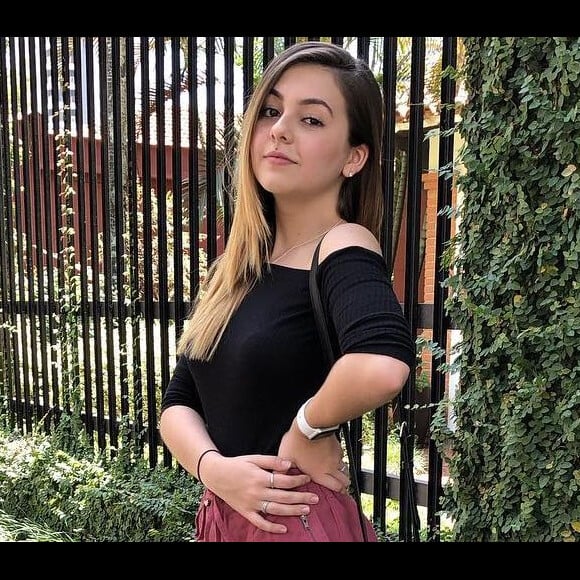 Klara Castanho tatou frase em inglês abaixo da cintura nesta quarta-feira, 3 de abril de 2019