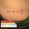 Klara Castanho tatou a frase 'No fear' (sem medo, em português) no quadril