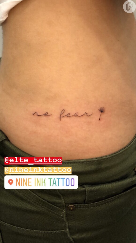 Klara Castanho tatou a frase 'No fear' (sem medo, em português) no quadril