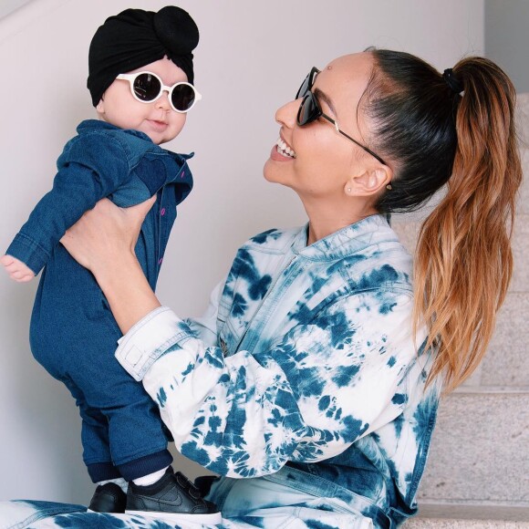 Filha de Sabrina Sato, Zoe usou um macacão jeans com lavagem escura, diferenciando um pouquinho do look da mãe