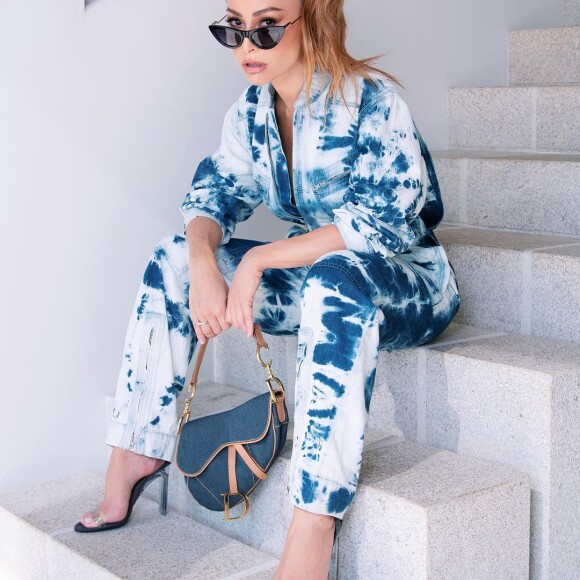 Sabrina Sato apostou em uma macacão com lavagem mesclada entre tons claros e escuros de azul