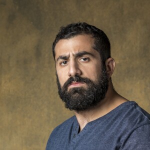 Kaysar Dadour é Fauze em 'Órfãos da Terra', um capanga fiel do sheik Aziz Abdallah (Herson Capri)