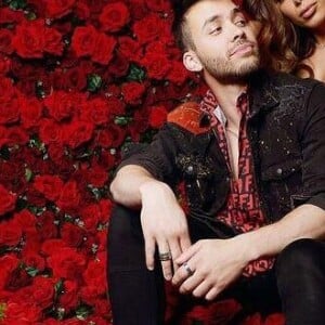 Anitta beija Prince Royce em cenas do clipe 'Rosa' do álbum 'KISSES'