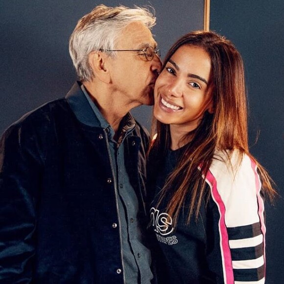 Anitta contou com várias participações especiais como a de Caetano Veloso no álbum 'KISSES'