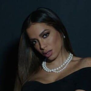 Anitta exibe muita sensualidade em clipes do álbum 'KISSES'