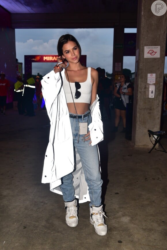 Bruna Marquezine escolheu top cropped e calça mom jeans para o festival