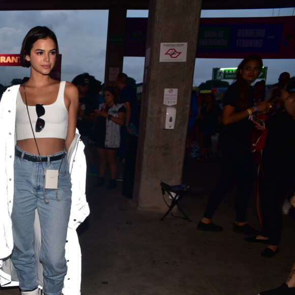 Bruna Marquezine, após voltar de missão na África, curte o festival Lollapalooza