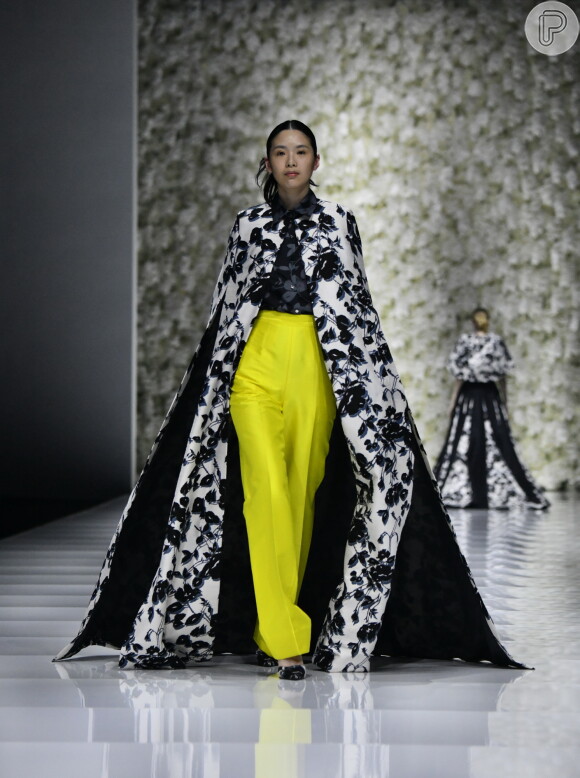 Muitas cores e tecidos estruturados no desfile da Asava na Shanghai Fashion Week