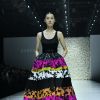 A saia volumosa com mix de cores chamou atenção e ganhou um ar elegante coordenada com um body na Shanghai Fashion Week