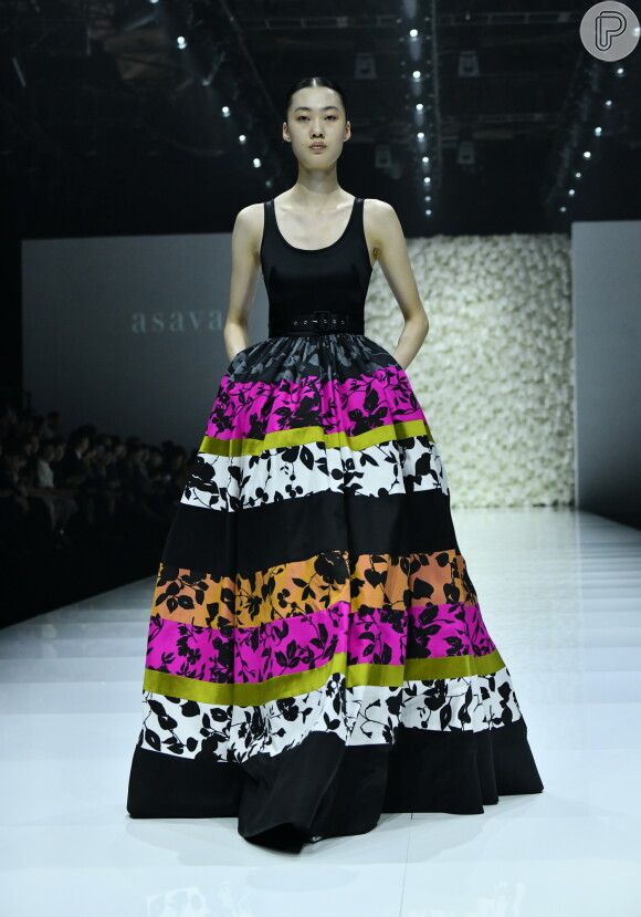 A saia volumosa com mix de cores chamou atenção e ganhou um ar elegante coordenada com um body na Shanghai Fashion Week