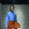 Muitas cores e tecidos estruturados no desfile da Asava formando um color blocking na Shanghai Fashion Week