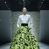 Saia volumosa nas cores amarela e preto ganharam um ar mais sério com a camisa de manga longa abotoada até o punho na Shanghai Fashion Week