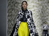 Cores vibrantes, saias estruturadas, rendas e metalizado em desfile asiático