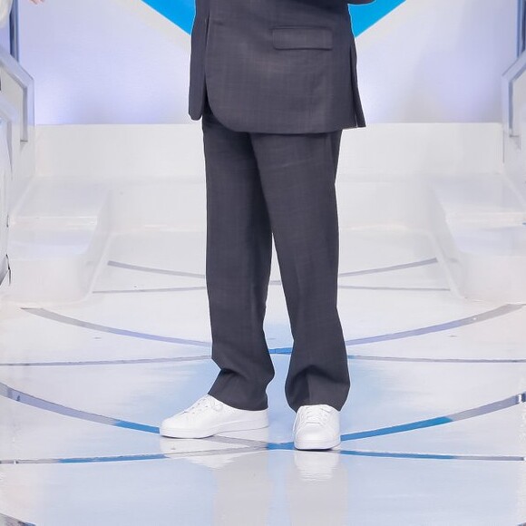 Silvio Santos apostou em tênis no lugar de sapato social para a primeira gravação do ano nos estúdios do SBT