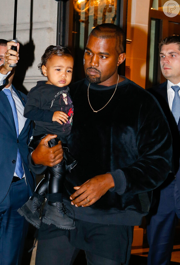 Kanye West também opina nos looks da filha, North West. O rapper recebe as roupas, se não gostar, manda tudo de volta