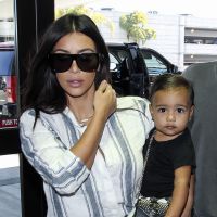 North West, filha de Kim Kardashian, já veste looks poderosos. Confira o estilo!