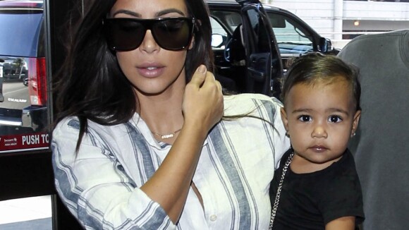 North West, filha de Kim Kardashian, já veste looks poderosos. Confira o estilo!