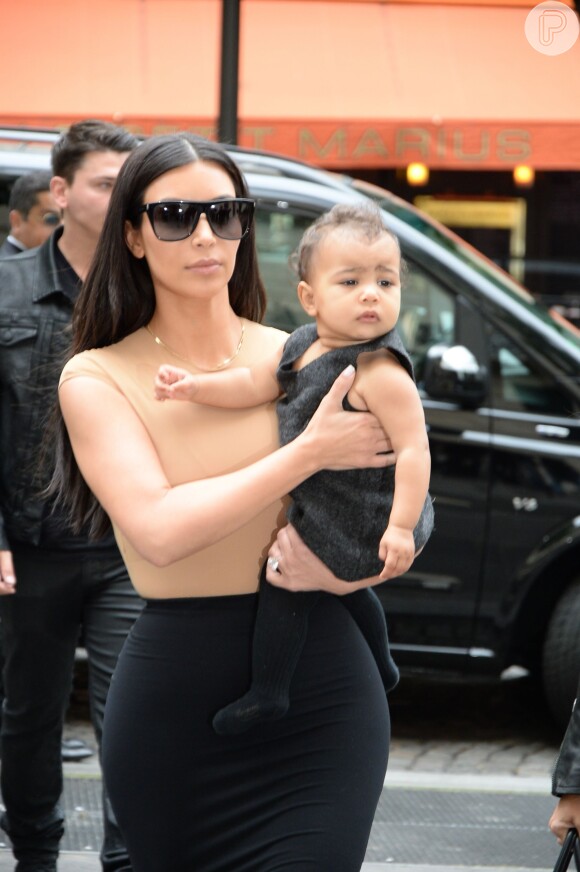 Kim Kardashian e Kanye West contraram um alfaiate, que também é personal stylist, para fazer os looks de North West
