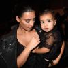 North West combina o look com o da mamãe, Kim Kardashian. As duas usam peças transparentes da Givenchy para assistir ao desfile da grife na Semana de Moda de Paris. O boot é Dr. Martens