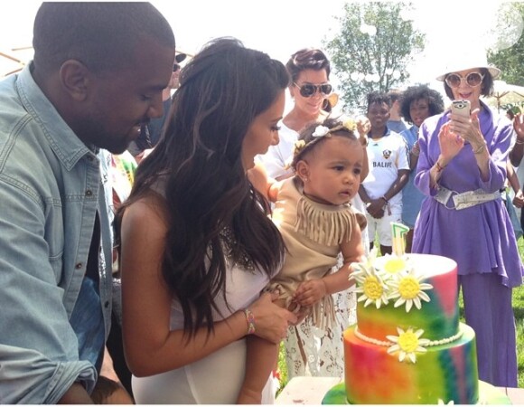 No dia do aniversário de 1 ano de North West, Kim Kardashian e Kanye West escolheram um vestido bege com franjinhas e uma gladiadora marrom, além de uma coroa de flores na cabeça