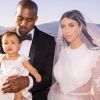 North West usou um vestido branco Givenchy no casamento da mamãe e do papai, Kim Kardashian e Kanye West