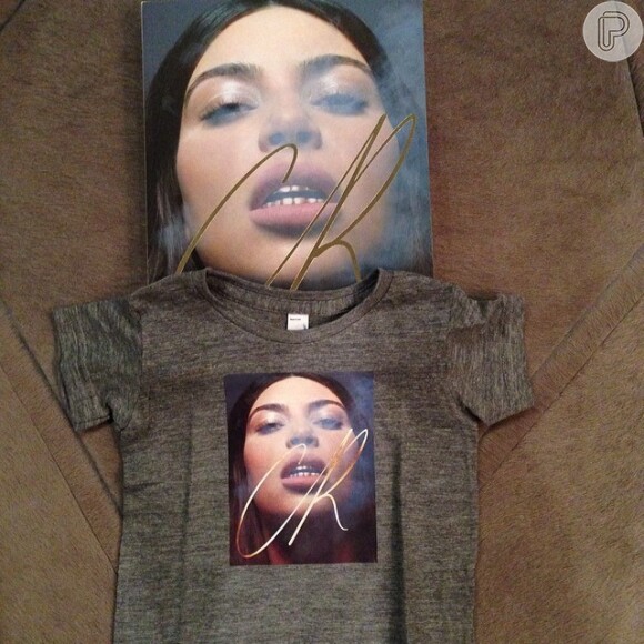 North West ganhou uma camisa com o rosto da mamãe, Kim Kardashian, de Carine Roitfeld, da revista 'CR Fashion Book'