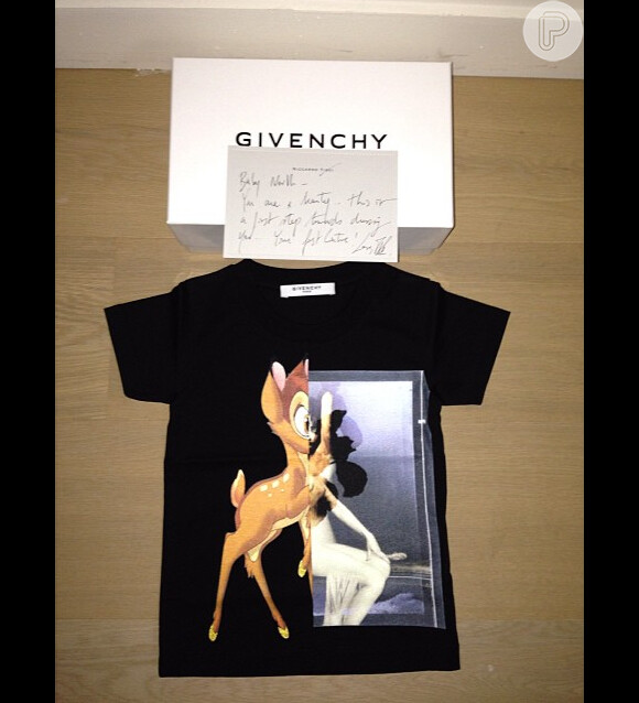 North West também ganhou a famosa t-shirt da Givenchy