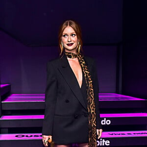 Marina Ruy Barbosa apostou no blazer preto como vestido, meia calça e scarpin preto para o evento da grife Yves Saint Laurent