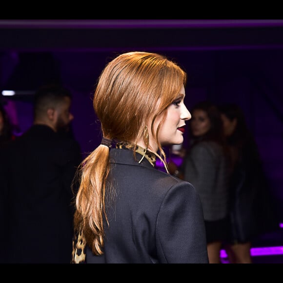 Marina Ruy Barbosa apostou no clássico rabo de cavalo baixo e frouxinho para o evento da grife Yves Saint Laurent