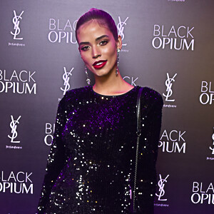 Carol Dias caprichou no brilho com um vestido preto com aplicações de strass prateados no evento da Yves Saint Laurent