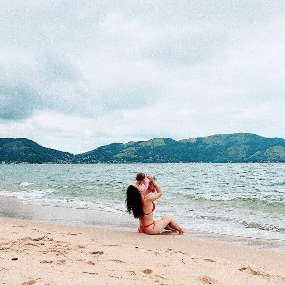 E Bella parece adorar curtir o mar com Débora Nascimento