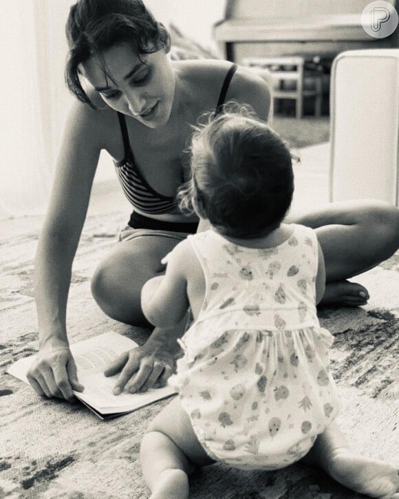 Com 1 ano, Bella já brinca com a mãe, Débora Nascimento