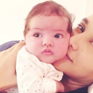 Com apenas 2 meses, Bella já tinha grandes semelhanças com a mãe, Débora Nascimento