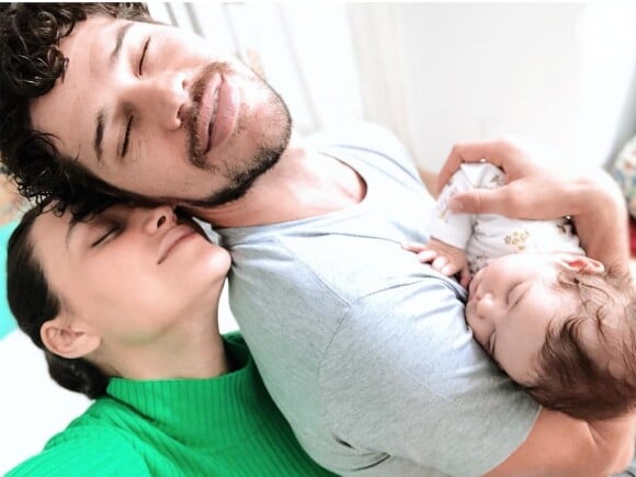 Bella, o pai, José Loreto e a mãe, Débora Nascimento, com muito amor