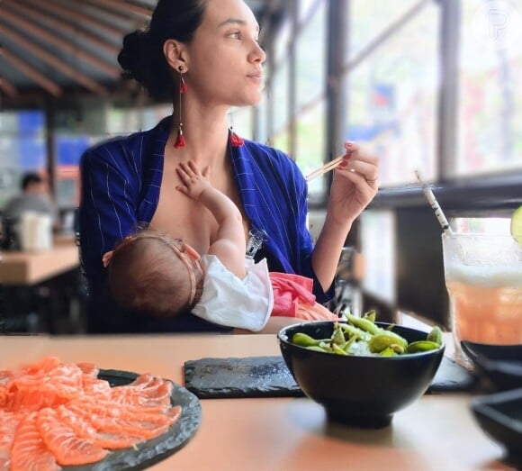 Até na hora do almoço Bella pedia mama para Débora Nascimento