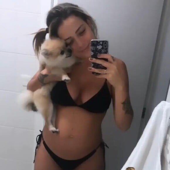 Carol Dantas exibe barriga de 4 meses da segunda gestação em foto de biquíni