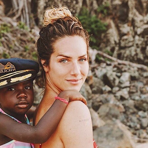 A filha de Gio Ewbank se divertiu com amiguinha Sol de Maria brincando de modelo
