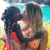 Giovanna Ewbank compartilhou em seu Instagram um vídeo de sua filha, Títi, fazendo um tutorial de maquiagem