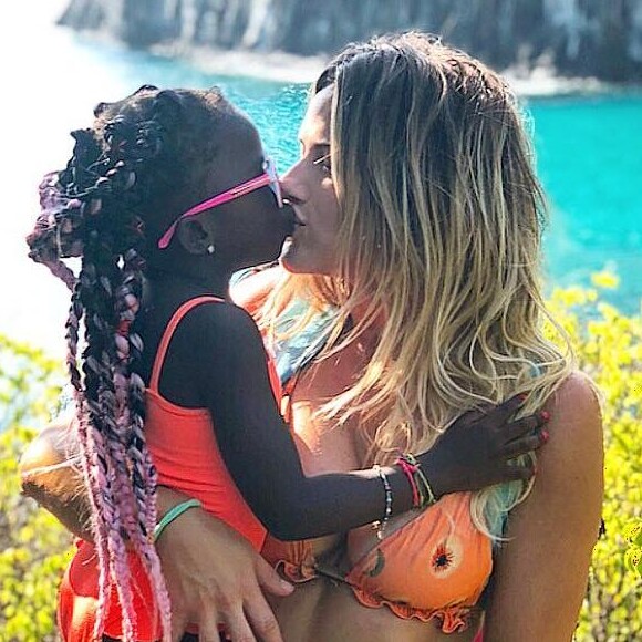 Giovanna Ewbank compartilhou em seu Instagram um vídeo de sua filha, Títi, fazendo um tutorial de maquiagem