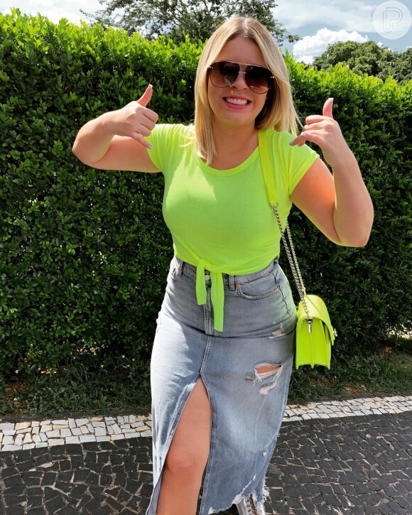 Marilia Mendonça usou t-shirt neon e saia jeans destroyed com fenda frontal